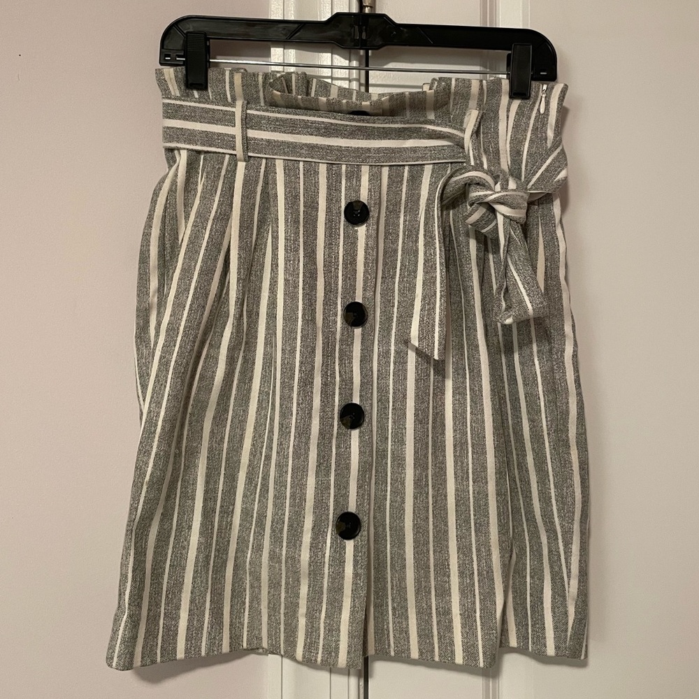 H&M striped grey and white skirt, perfect for spring